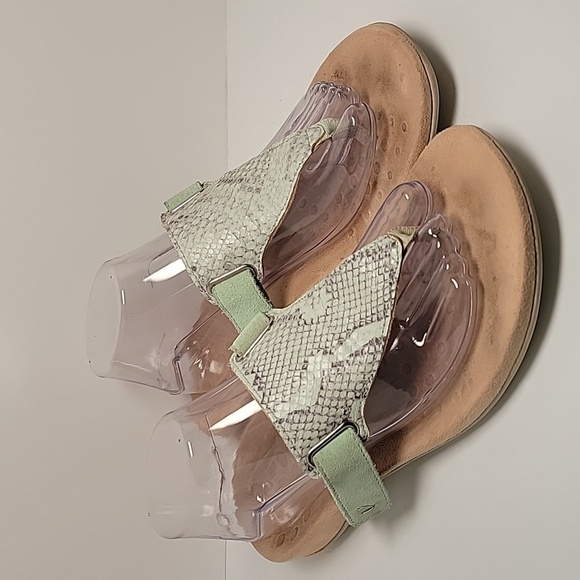 Vionic Wanda Sandals Shoes Support Orthotic Leather T-Strap Reptile Seafoam 9 - Picture 1 of 16